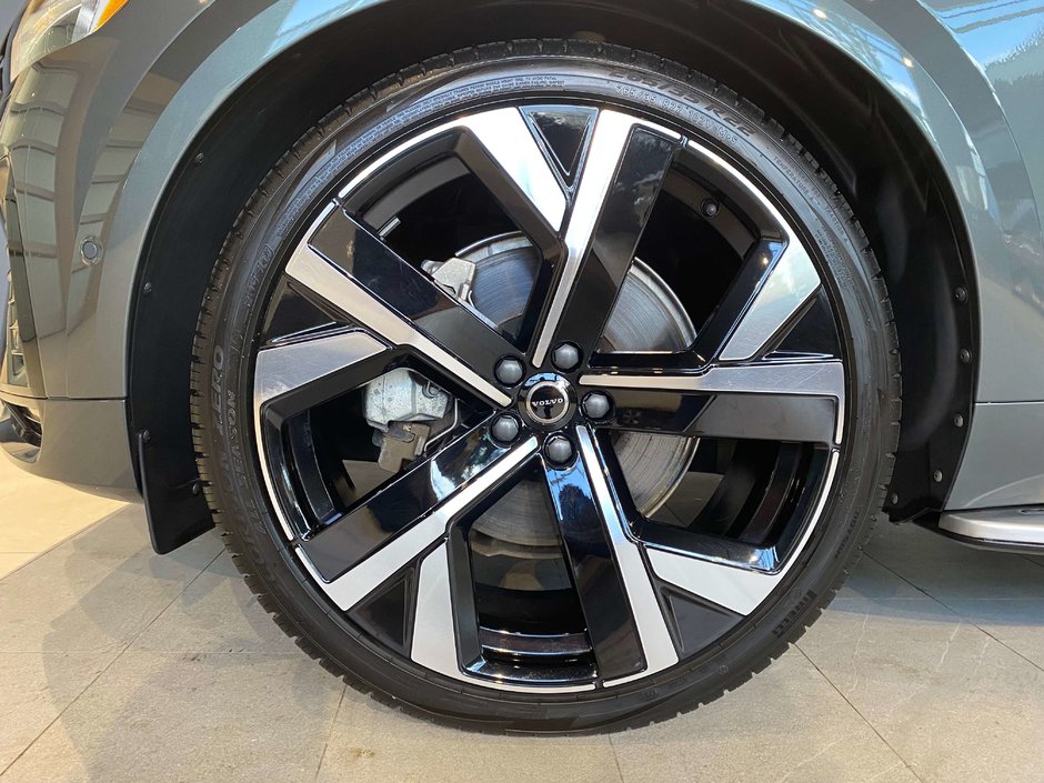 2026 Volvo XC60 Plug-In Hybrid T8 AWD Ultra Dark Theme-7