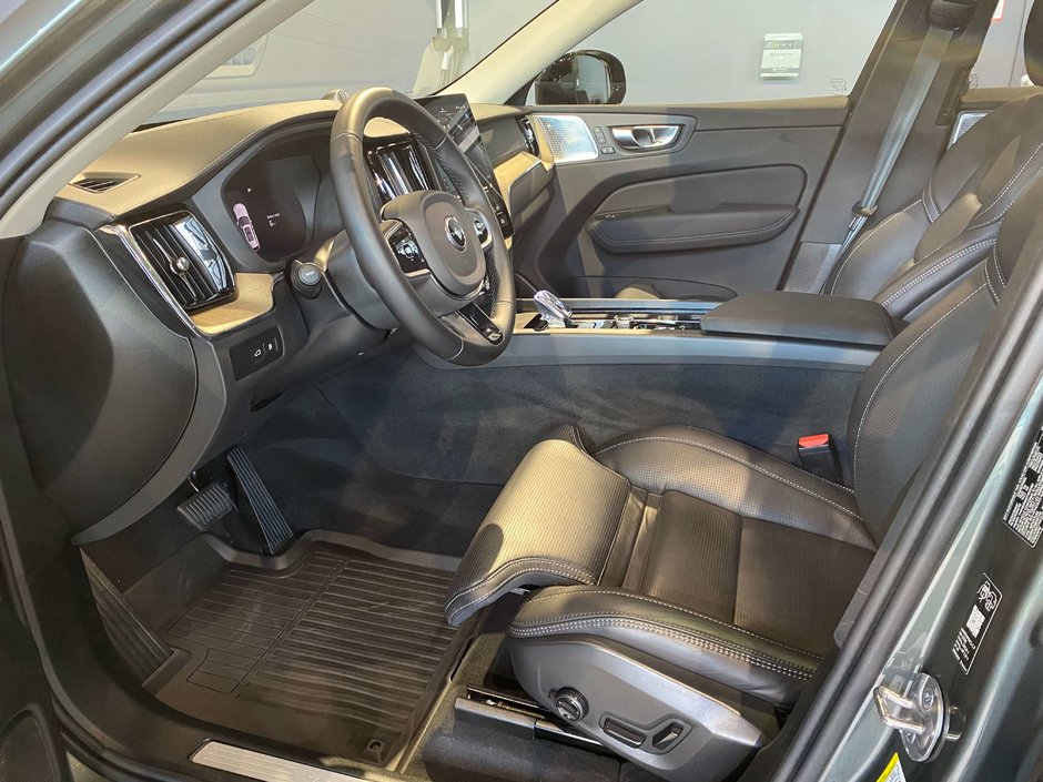 2026 Volvo XC60 Plug-In Hybrid T8 AWD Ultra Dark Theme-8