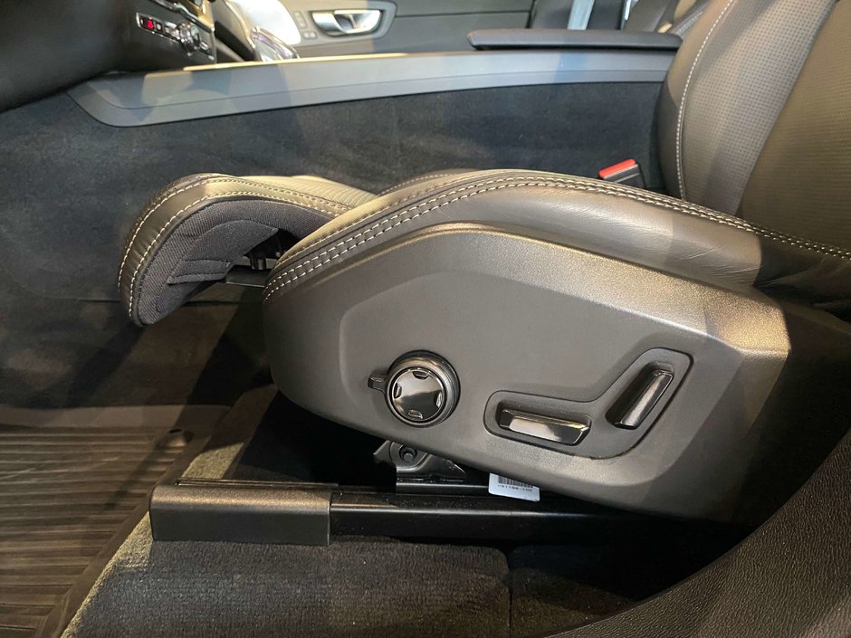 2026 Volvo XC60 Plug-In Hybrid T8 AWD Ultra Dark Theme-12