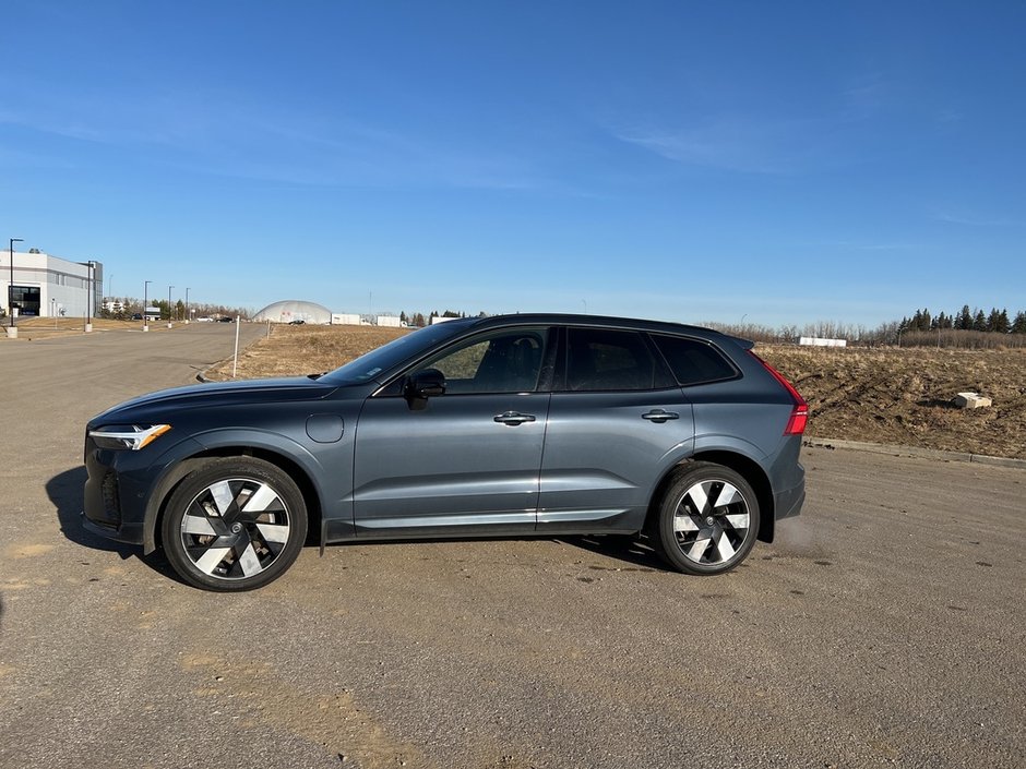 2024 Volvo XC60 Recharge T8 eAWD PHEV Ultimate Dark Theme-1