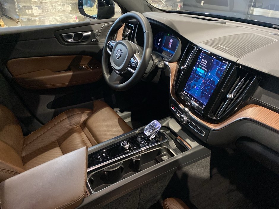 2024 Volvo XC60 Recharge T8 eAWD PHEV Ultimate Dark Theme-23