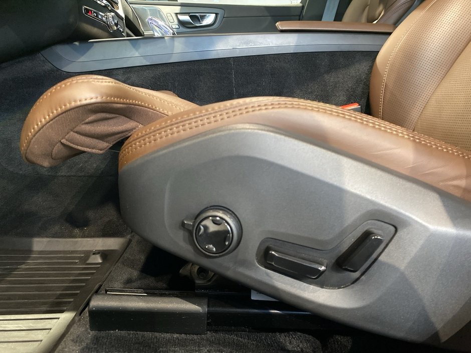 2024 Volvo XC60 Recharge T8 eAWD PHEV Ultimate Dark Theme-13