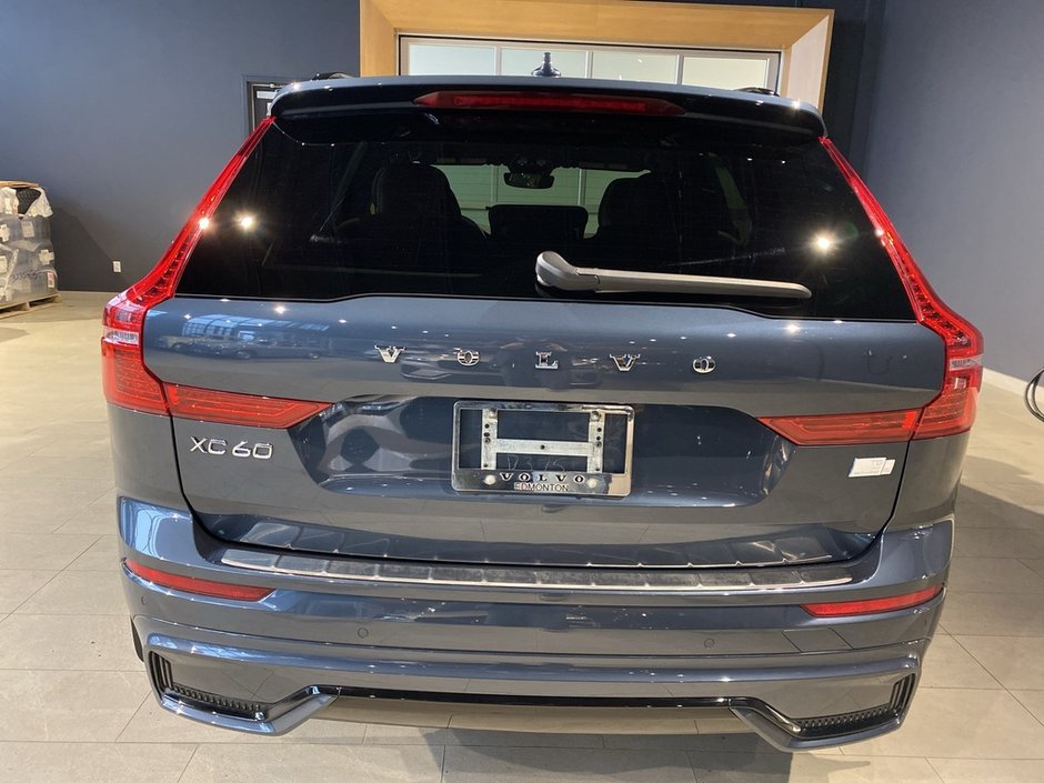 2024 Volvo XC60 Recharge T8 eAWD PHEV Ultimate Dark Theme-3