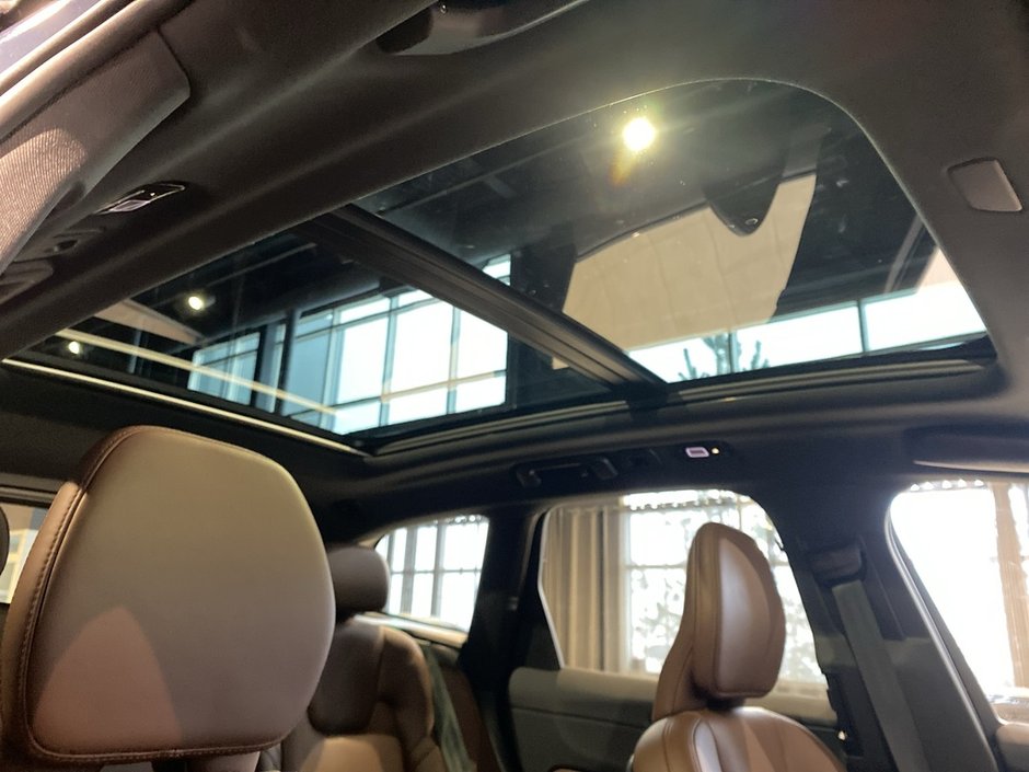 2024 Volvo XC60 Recharge T8 eAWD PHEV Ultimate Dark Theme-24