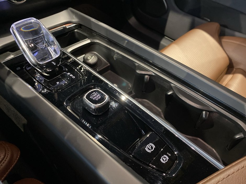 2024 Volvo XC60 Recharge T8 eAWD PHEV Ultimate Dark Theme-12