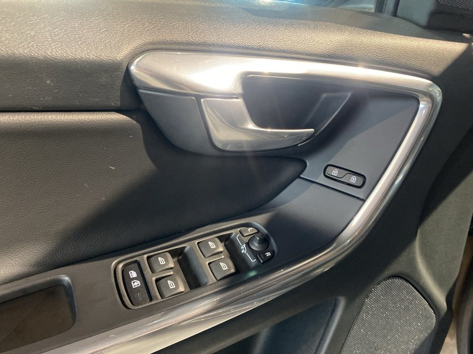 2017 Volvo XC60 T6 Drive-E AWD Premier-11
