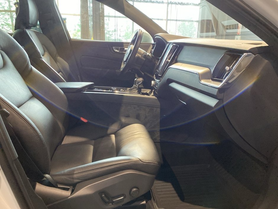 2019 Volvo XC60 T6 AWD Momentum-21