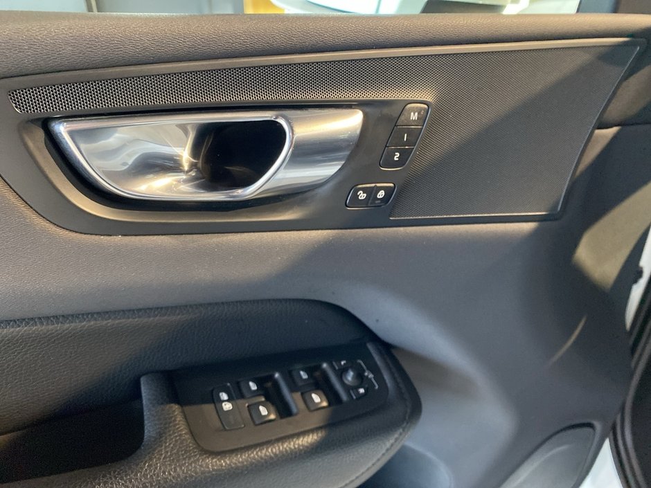 2021 Volvo XC60 T6 AWD Momentum-11