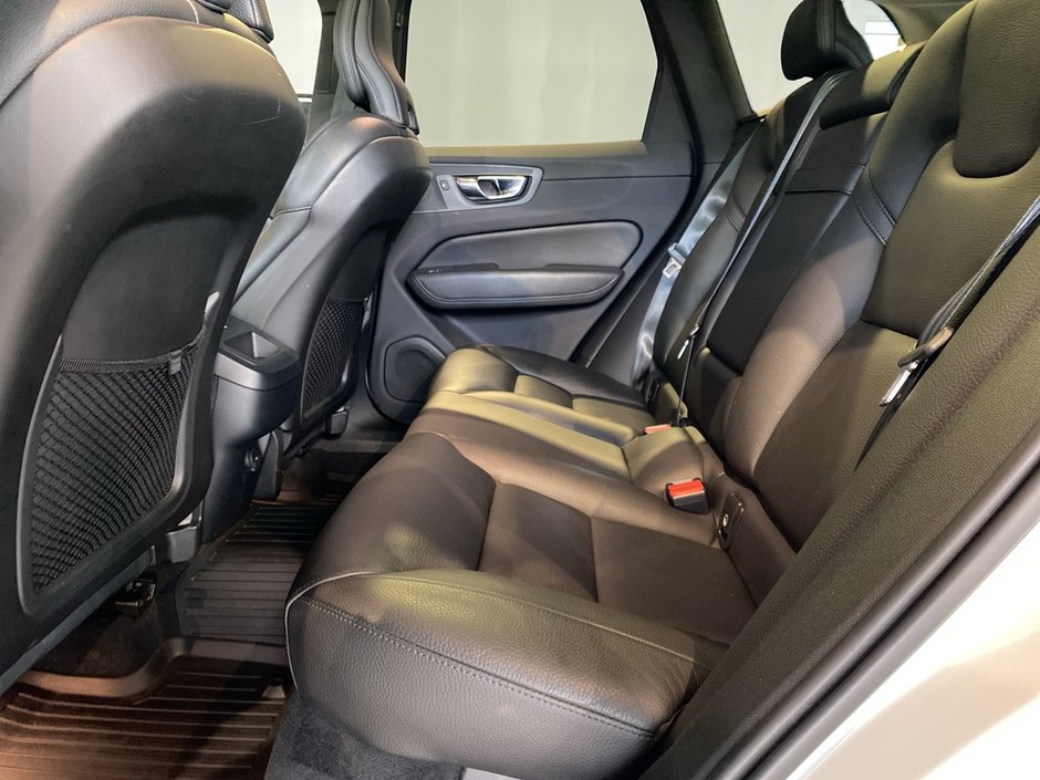 2021 Volvo XC60 T6 AWD Momentum-17