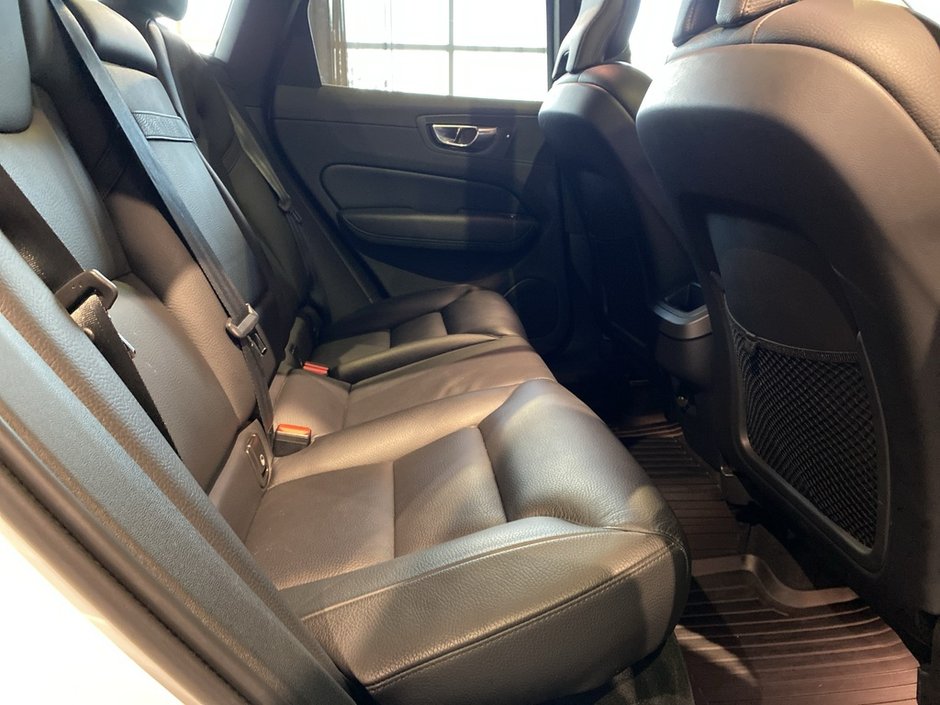2021 Volvo XC60 T6 AWD Momentum-21