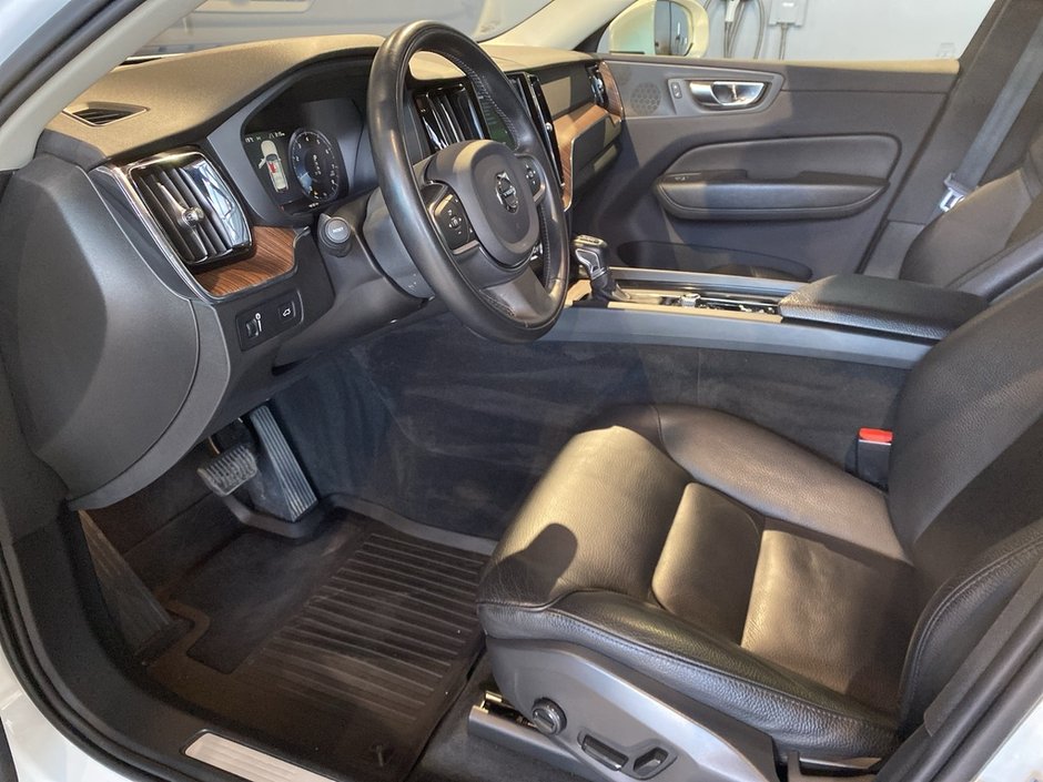 2021 Volvo XC60 T6 AWD Momentum-9