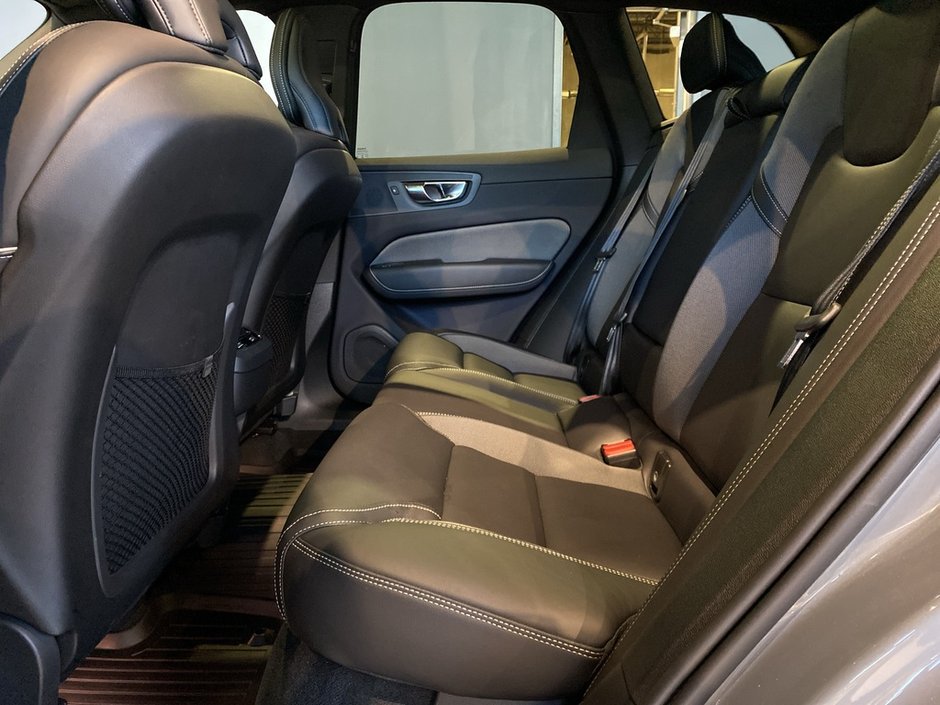 2022 Volvo XC60 B6 AWD R-Design-17