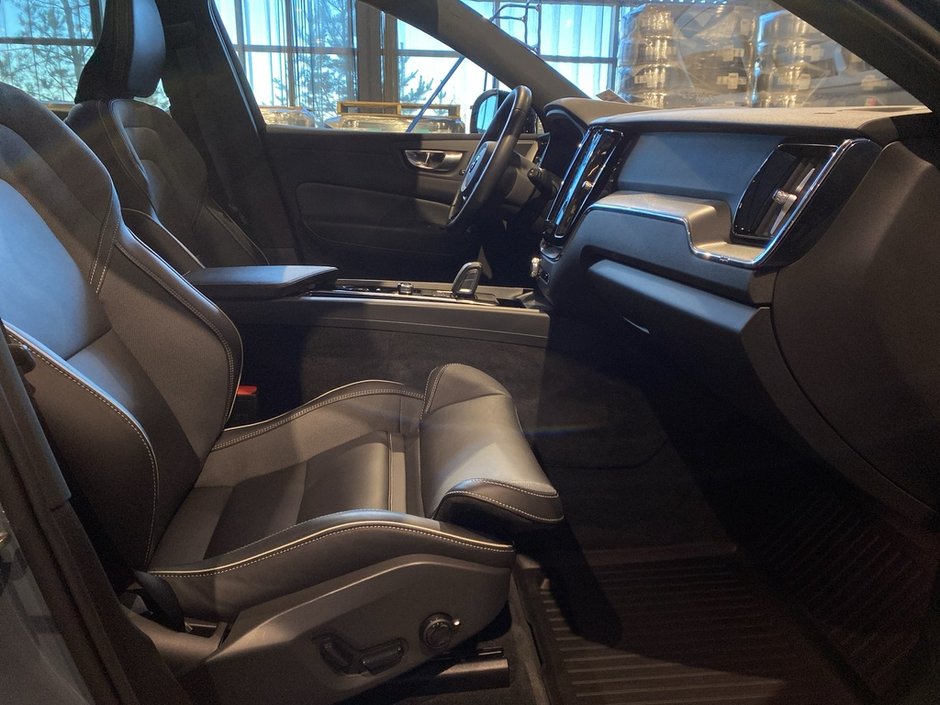2022 Volvo XC60 B6 AWD R-Design-22