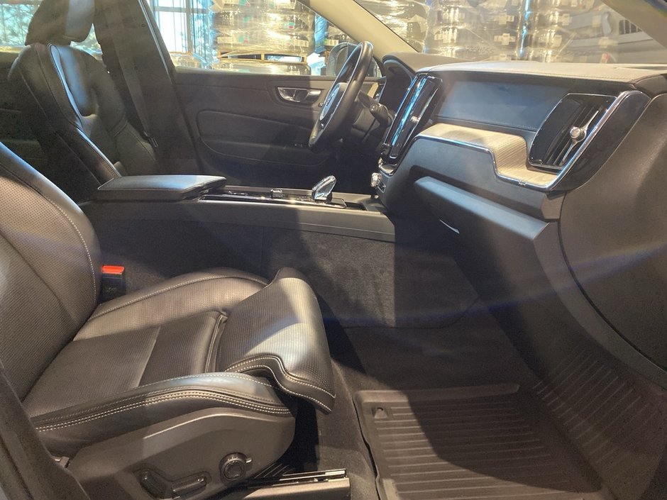 2022 Volvo XC60 B6 AWD Inscription-22