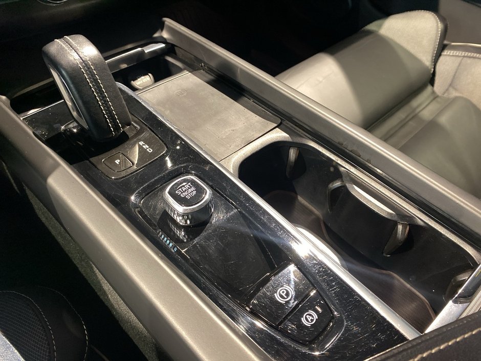 2022 Volvo XC60 T8 eAWD Polestar Engineered Extended Range-12