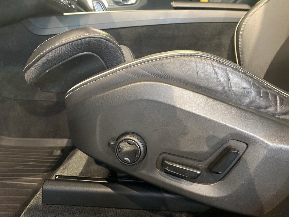 2022 Volvo XC60 T8 eAWD Polestar Engineered Extended Range-13