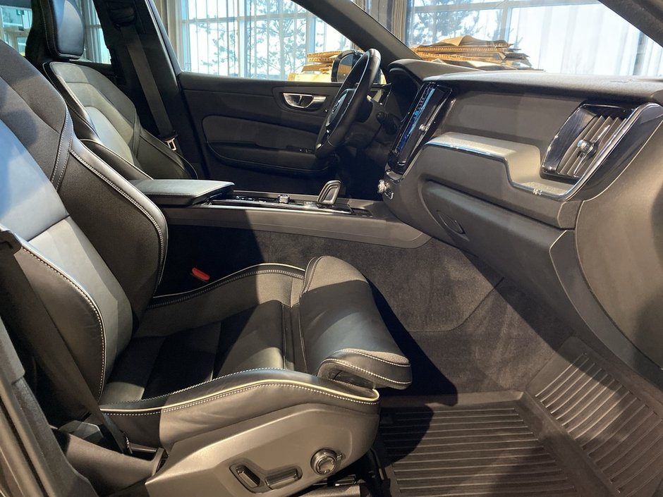 2022 Volvo XC60 Recharge R-Design-22