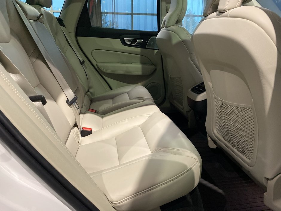 2022 Volvo XC60 B6 AWD Inscription-22