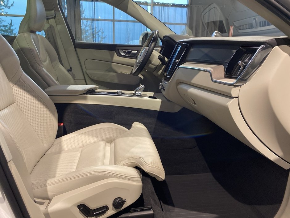 2022 Volvo XC60 B6 AWD Inscription-23