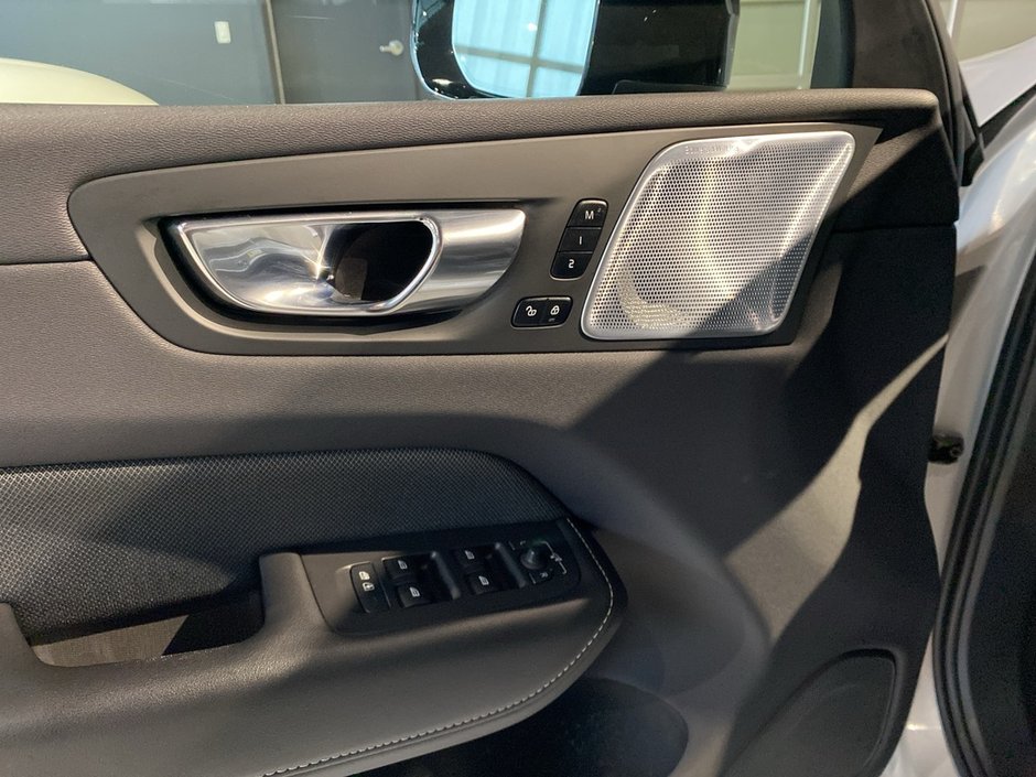 2022 Volvo XC60 B6 AWD R-Design-11
