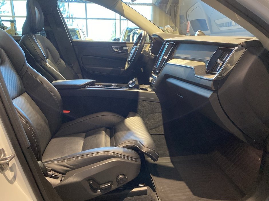 2022 Volvo XC60 B6 AWD Inscription-23