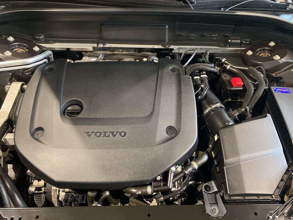 2022 Volvo XC60 B6 AWD Momentum-24