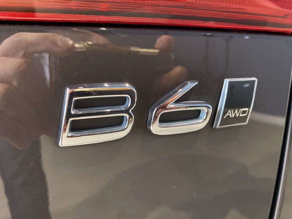 2022 Volvo XC60 B6 AWD Momentum-25