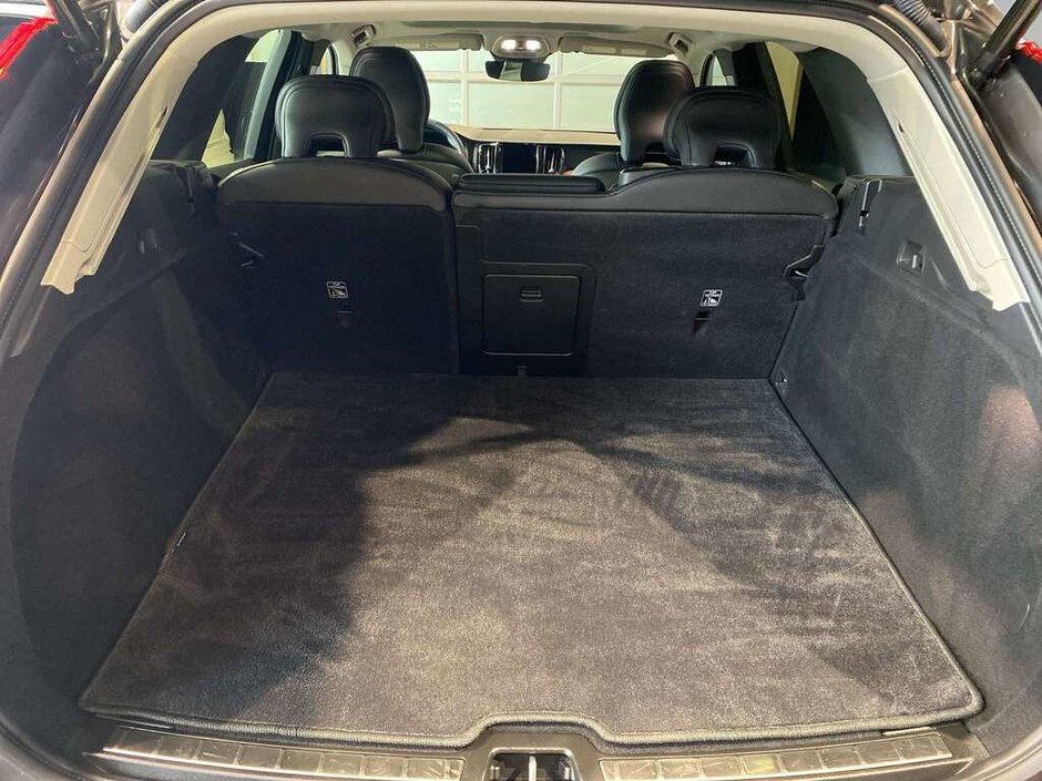 2022 Volvo XC60 B6 AWD Momentum-18