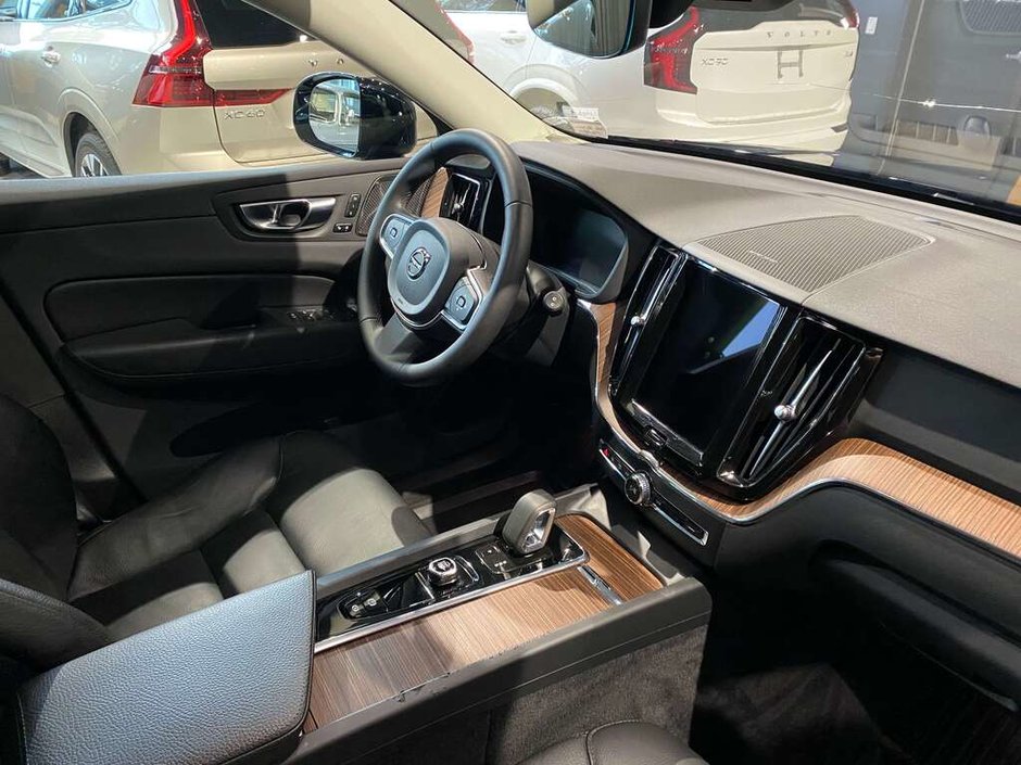 2022 Volvo XC60 B6 AWD Momentum-21