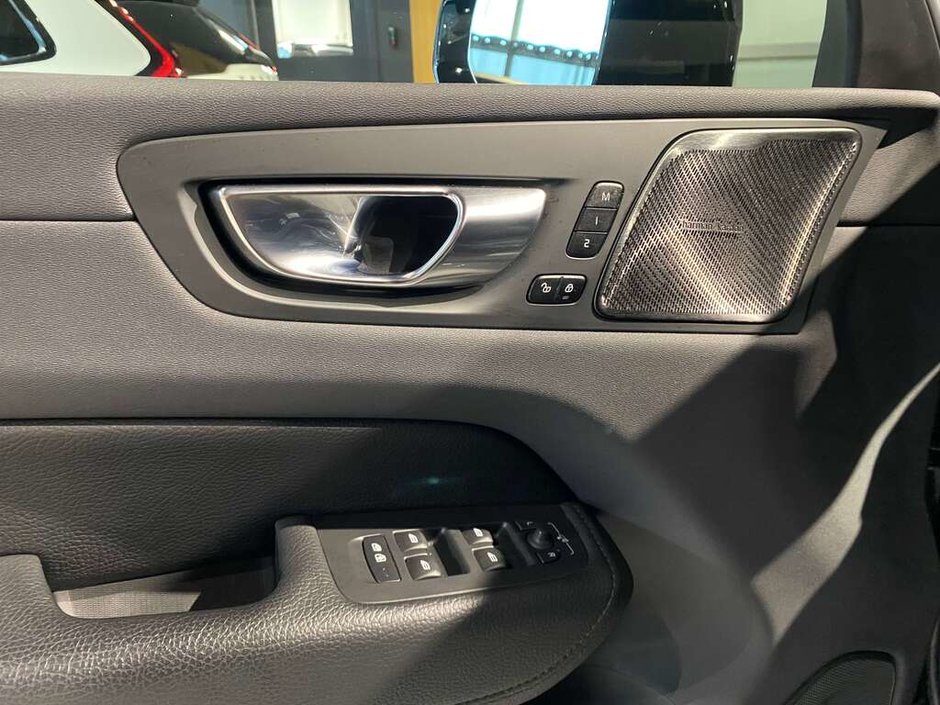 2022 Volvo XC60 B6 AWD Momentum-10