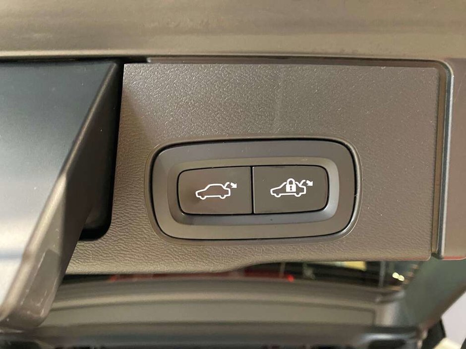 2022 Volvo XC60 B6 AWD Momentum-18