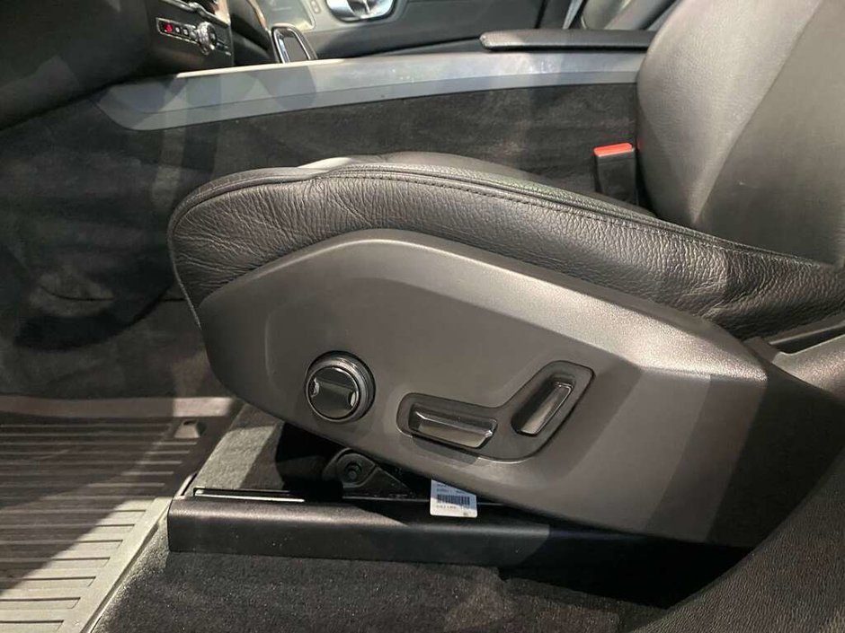 2022 Volvo XC60 B6 AWD Momentum-11