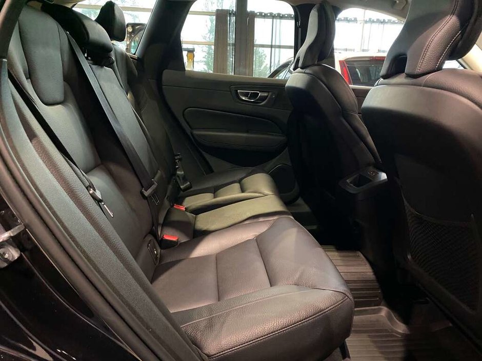 2022 Volvo XC60 B6 AWD Momentum-19