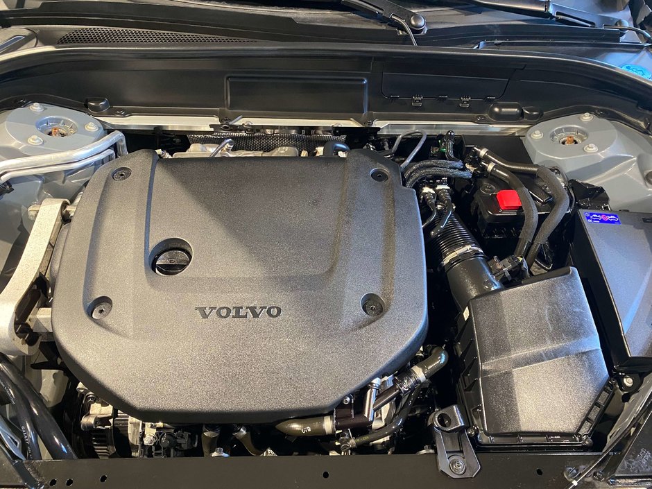 2022 Volvo XC60 B6 AWD Inscription-25