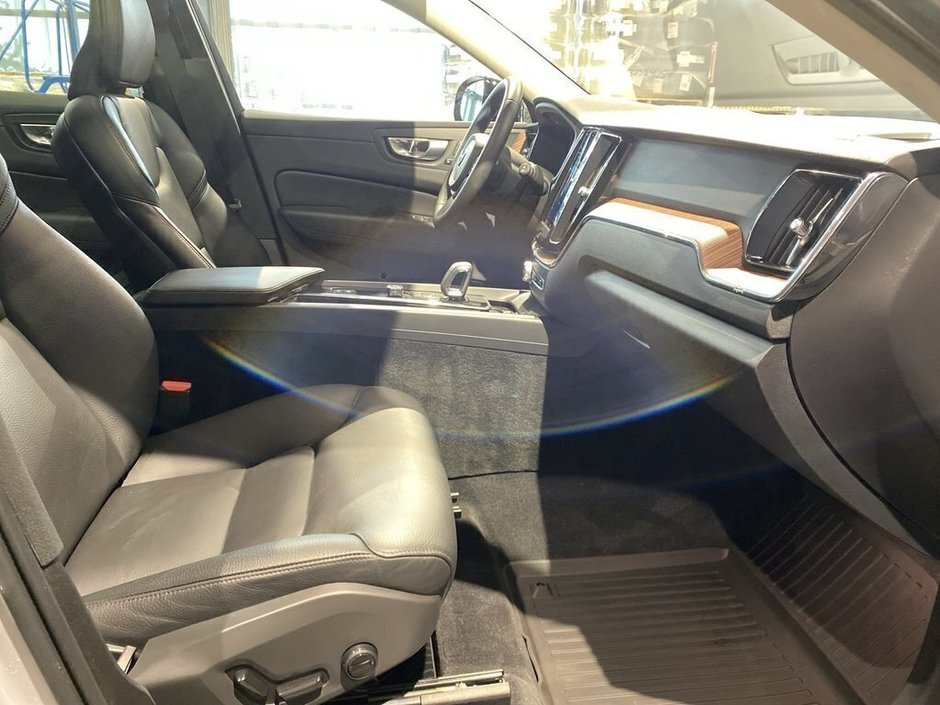 2023 Volvo XC60 B6 AWD Plus - Dark-22