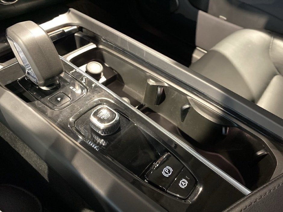 2023 Volvo XC60 B6 AWD Plus - Dark-12