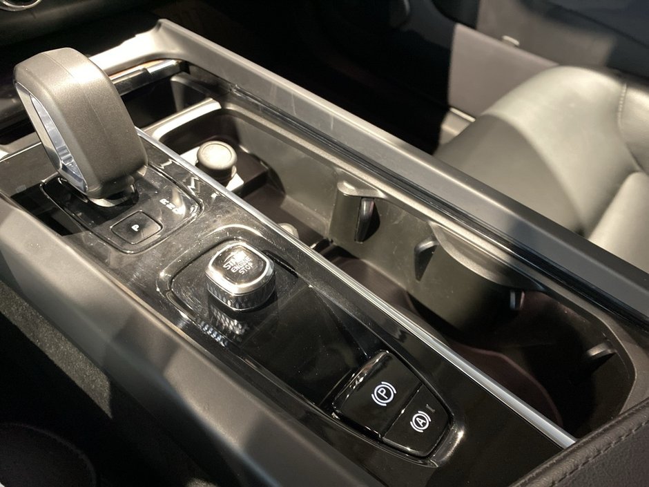 2023 Volvo XC60 B6 AWD Plus - Dark-12