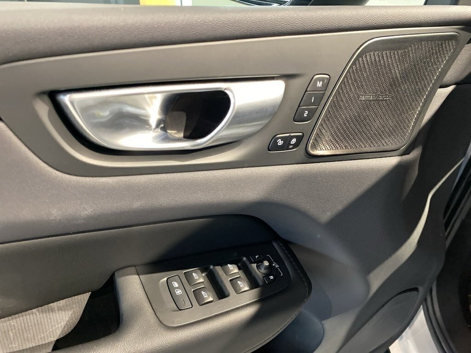 2023 Volvo XC60 B6 AWD Plus - Dark-11