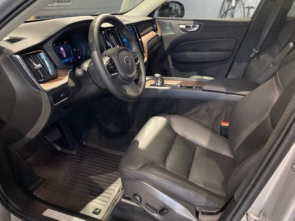 2023 Volvo XC60 B6 AWD Plus - Dark-9