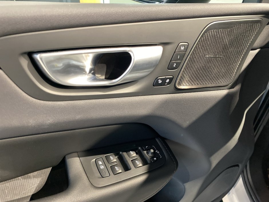 2023 Volvo XC60 B6 AWD Plus - Dark-11