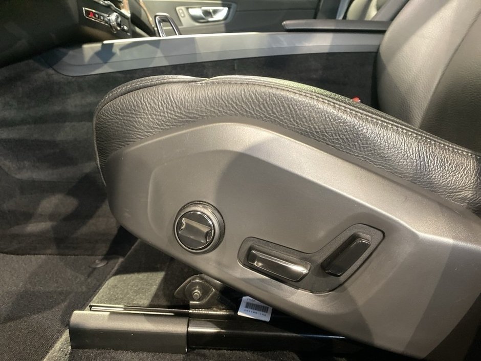 2023 Volvo XC60 B6 AWD Plus - Dark-13