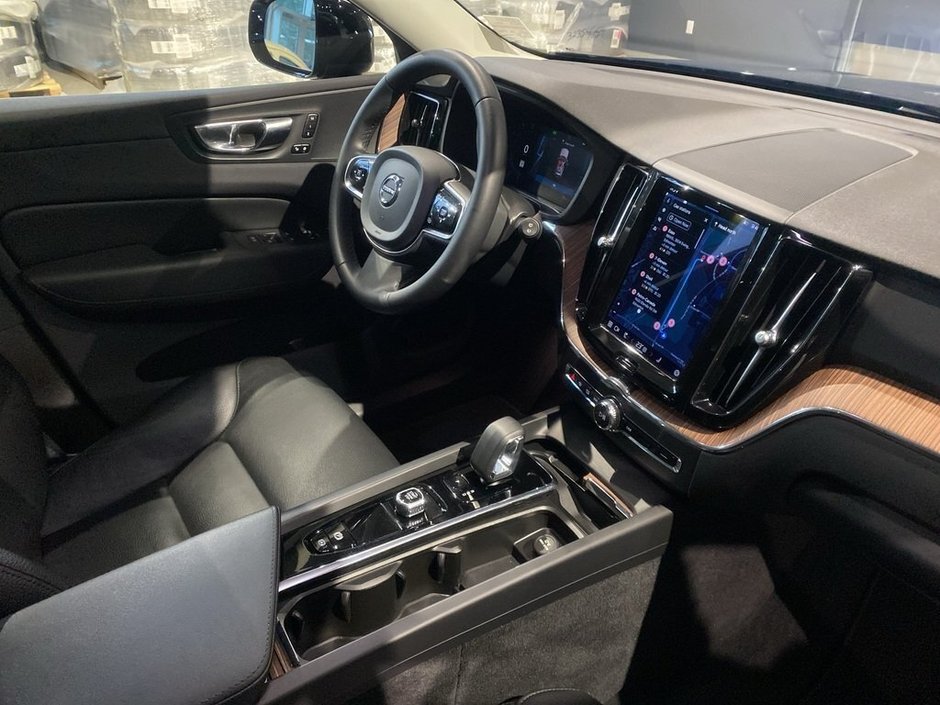 2023 Volvo XC60 B6 AWD Plus - Dark-23