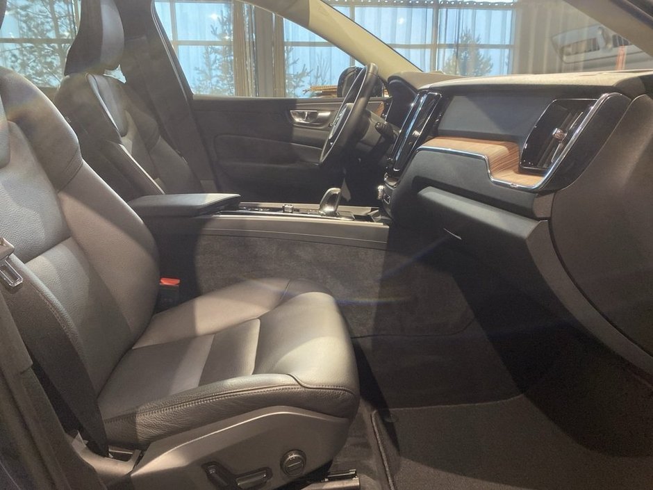 2023 Volvo XC60 B6 AWD Plus - Dark-22