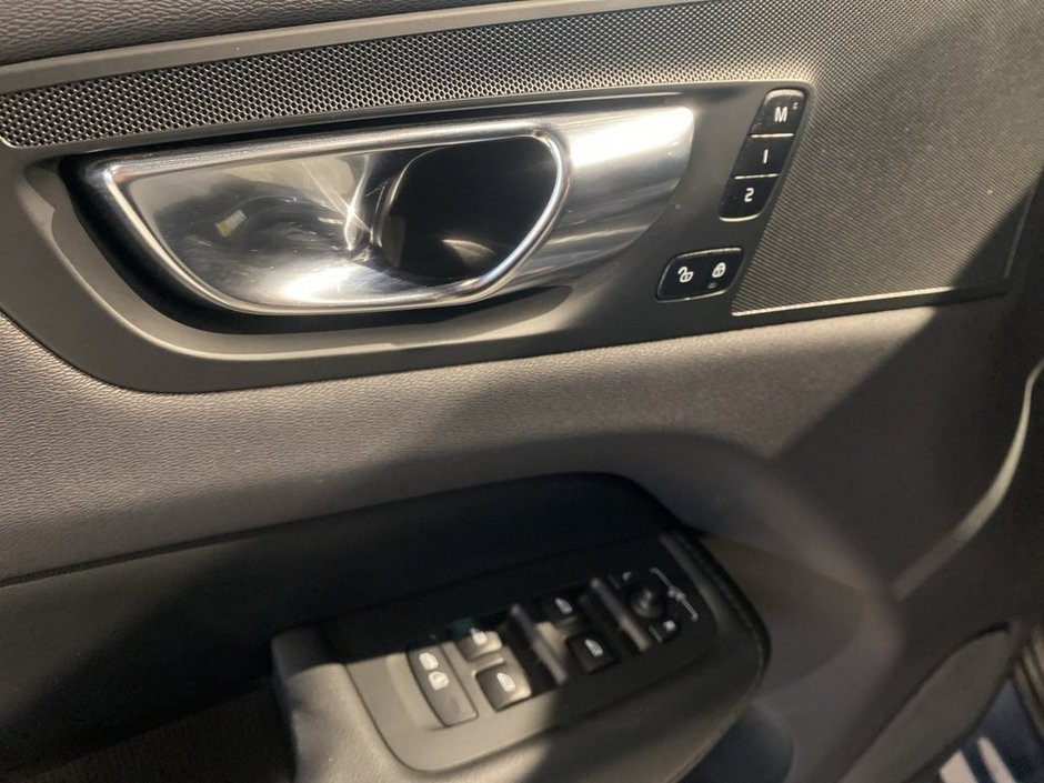 2023 Volvo XC60 B6 AWD Plus - Dark-11