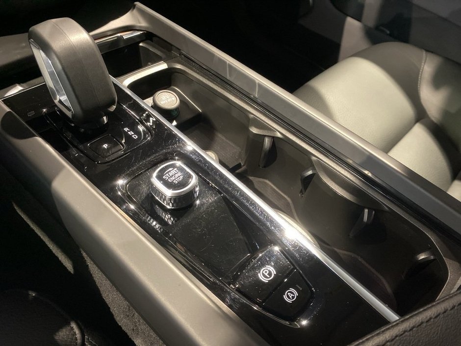 2023 Volvo XC60 B6 AWD Plus - Dark-12