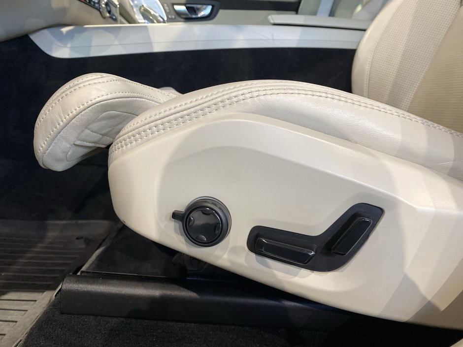 2023 Volvo XC60 B6 AWD Ultimate - Bright-12