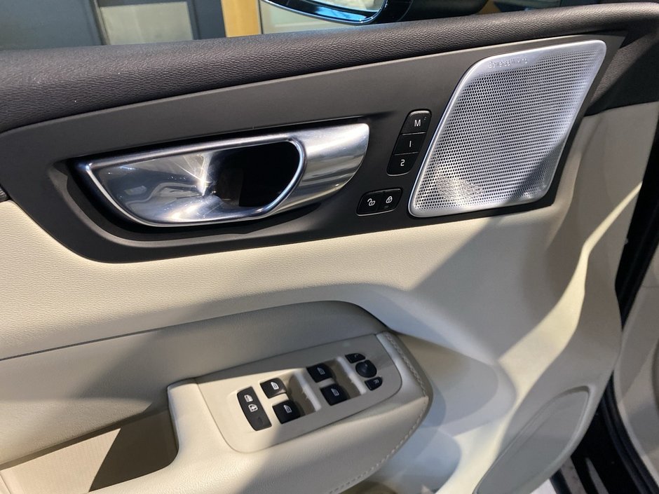 2023 Volvo XC60 B6 AWD Ultimate - Bright-11