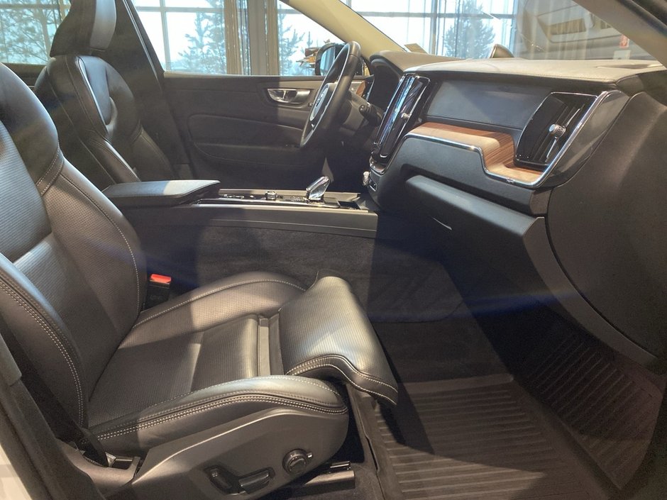 2023 Volvo XC60 B6 AWD Ultimate - Dark-23