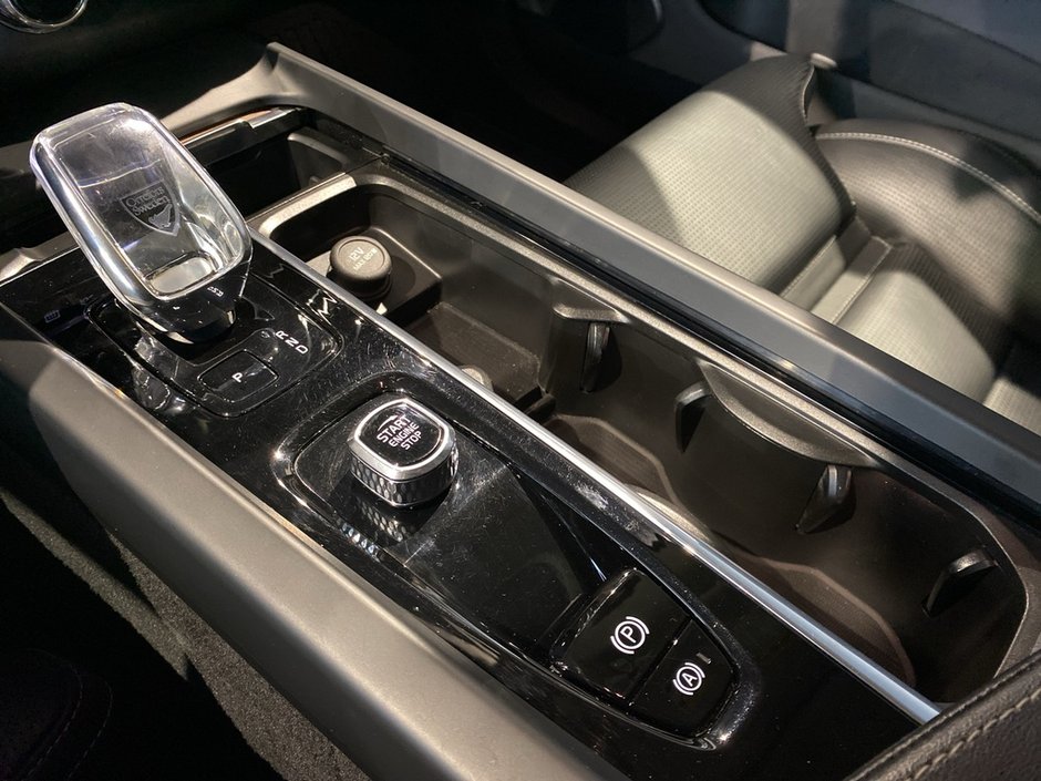 2023 Volvo XC60 B6 AWD Ultimate - Dark-13