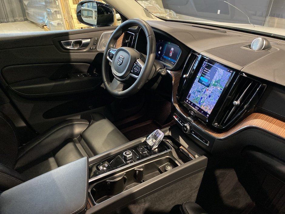 2023 Volvo XC60 B6 AWD Ultimate - Dark-24